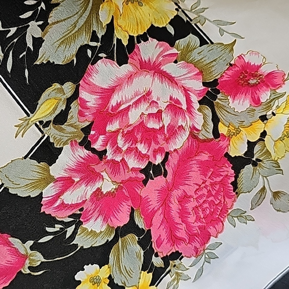 Beautiful women's 34" square scarf. Water silk 💯 % polyester. Rn#76541 - Picture 2 of 5